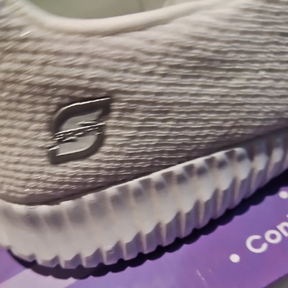 NWT Skechers Women's White Sneakers Size 10 - Picture 4 of 9